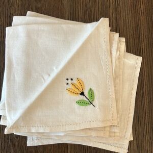 Vintage set of 8 linen napkins with hand stitched floral pattern & doily
